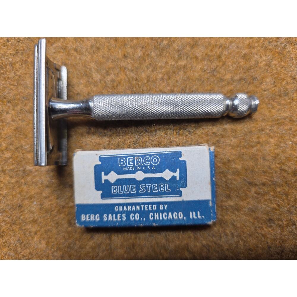 Vintage 1940's Gillette Contract TECH DE Safety Razor Clean with blades